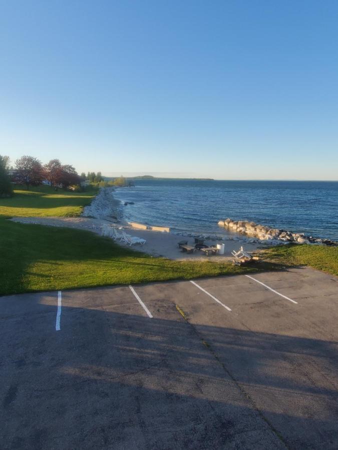Bayview Lakefront Inn Saint Ignace Exteriér fotografie
